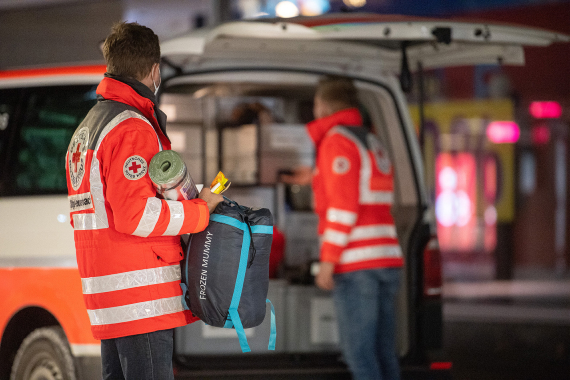 DRK Mitarbeiter und der Kältebus in Stuttgart