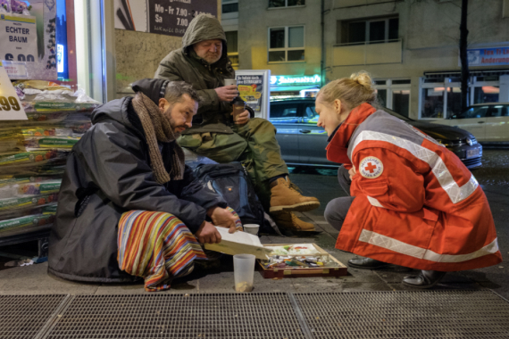 DRK Mitarbeiter des Obdachlosenbus in Hamburg helfen Obdachlosen durch den kalten Winter