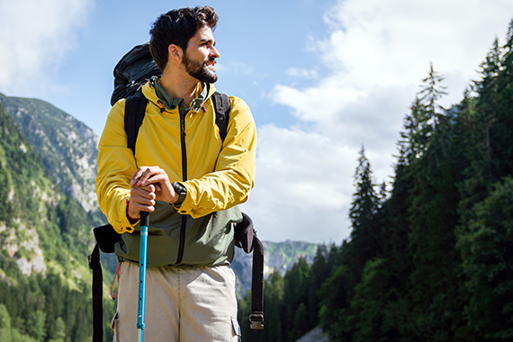 Ein Mann ist in einem Gebirge wandern