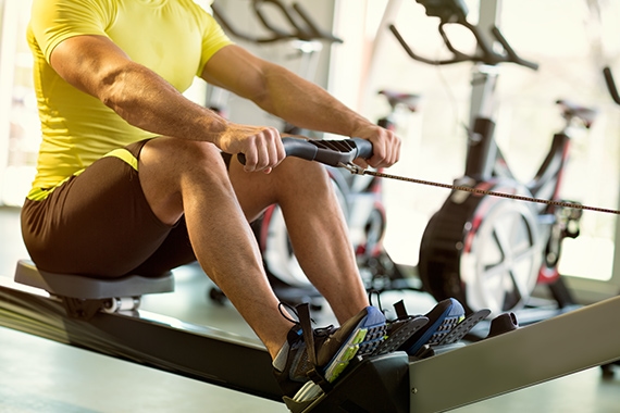 Ein Mann trainiert im Gymnastikstudio