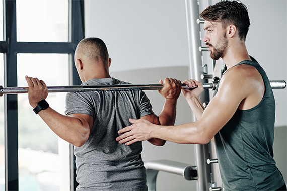 Zwei Personen beim Krafttraining im Gymnastikstudio