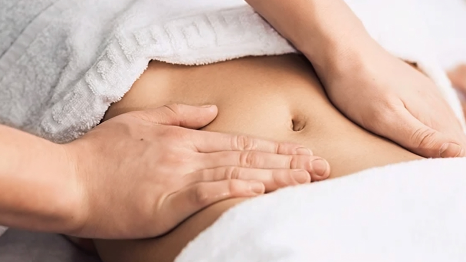 Bauch einer Frau wird massiert Bauch einer Frau wird massiert