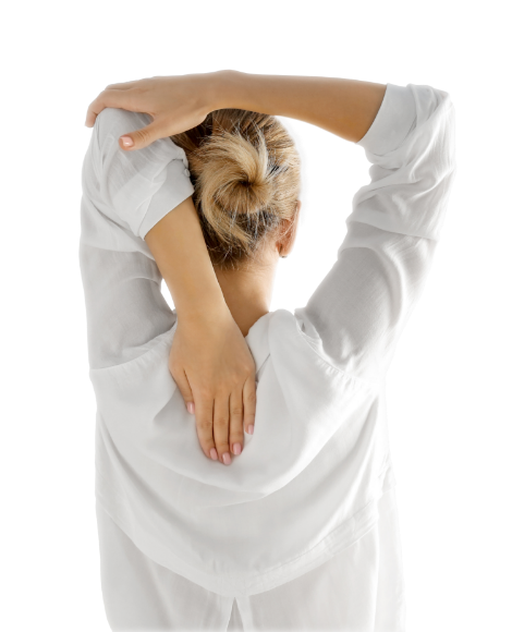 Eine blonde Frau mit Dutt macht eine Dehnuebungen für ihren Schulter- Nackenbereich 